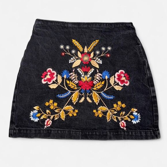 Topshop Dresses & Skirts - Topshop Moto Floral Embroidered Black Denim Mini Skirt SIZE 2